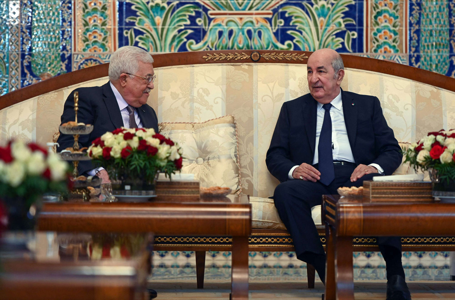 الدعوة الجزائر لعقد لقاء مصالحة بين الفصائل الفلسطينية: الدوافع والتحديات