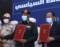 السودان: حمدوك إلى منصبة والبرهان يقود المرحلة الانتقالية بعد الاتفاق الثنائي